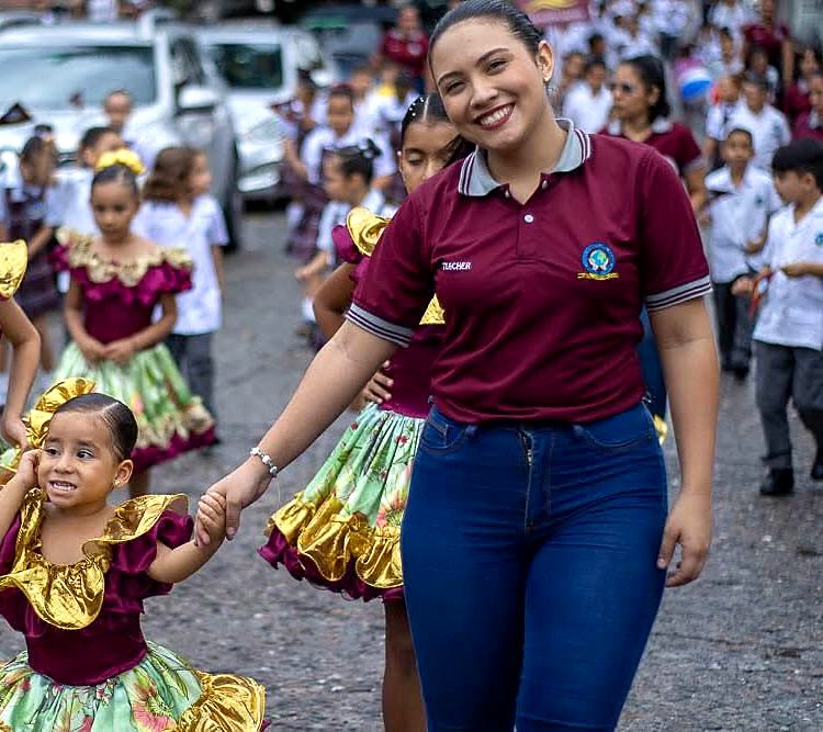 Estudiantes de preescolar con traje típico de la mano de su profesora
