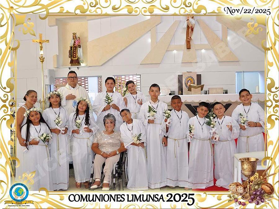 Estudiantes vestidos de blanco en la ceremonia de primeras comuniones