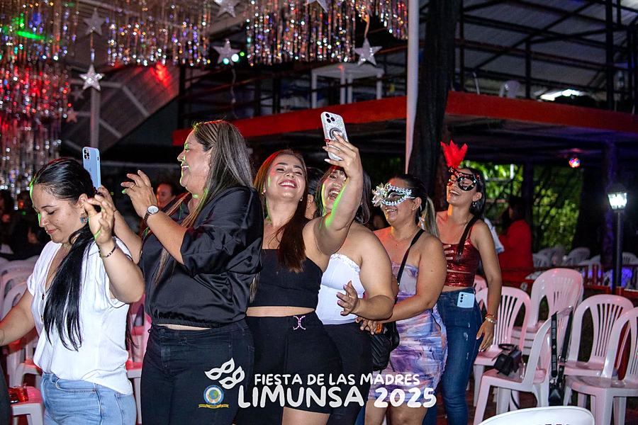 Madres de familia con antifaces en la celebración del Día de la Madre