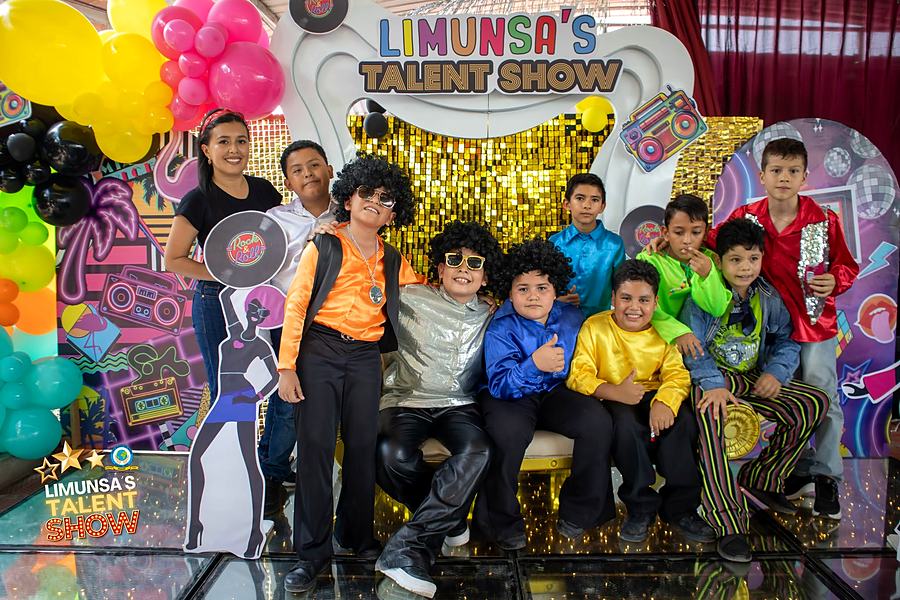 Estudiantes disfrazados en el escenario del Talent Show