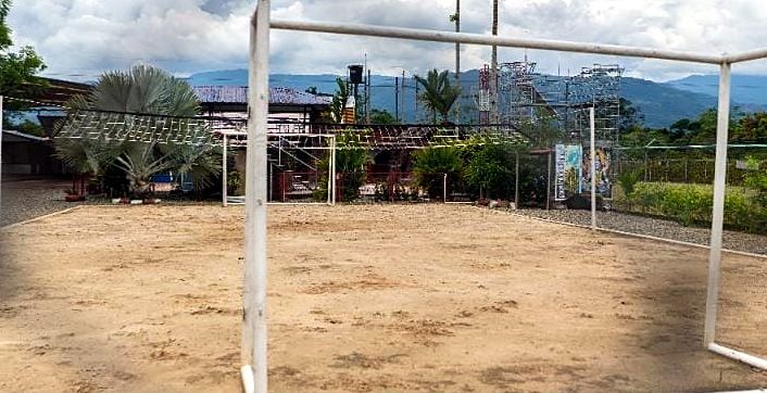 Cancha de arena de la sede campestre, con arcos de fútbol